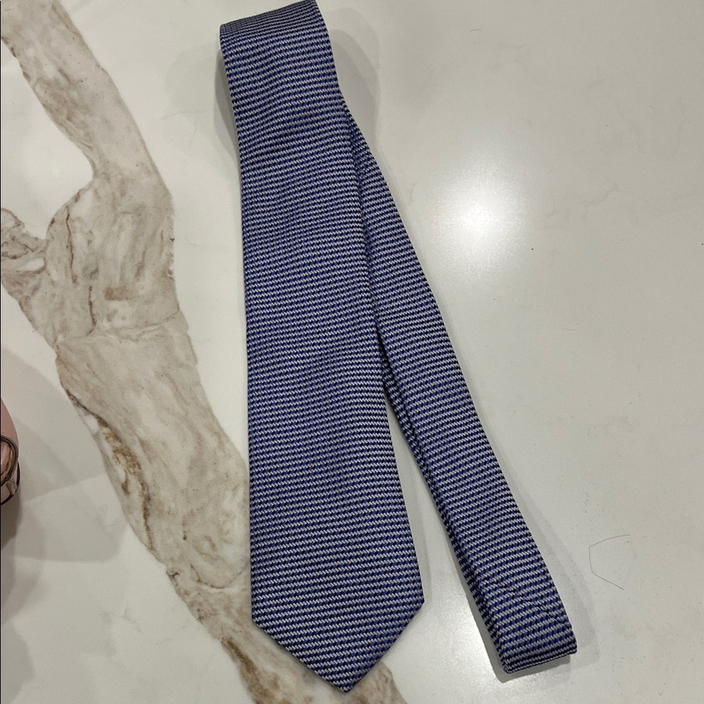 Armani Collezioni 100% silk blue and white fine patterned Tie - Elegant Style